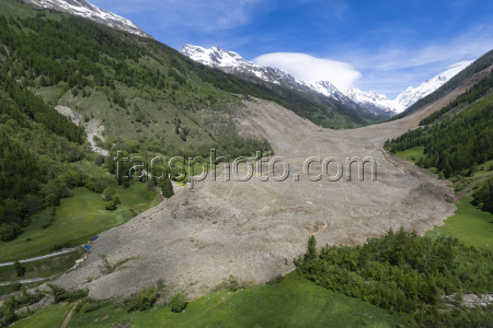 Swiss village buried after collapse of glacier