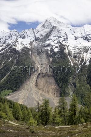 Swiss village buried after collapse of glacier