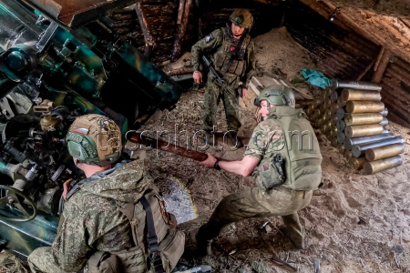 Russian Msta-B howitzer crew in Kherson Region