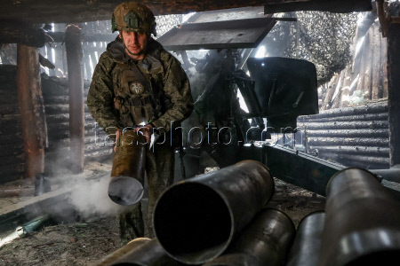 Russian Msta-B howitzer crew in Kherson Region