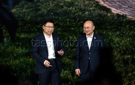 Huawei-JAC Joint Brand Maextro Launches S800 Luxury Sedan