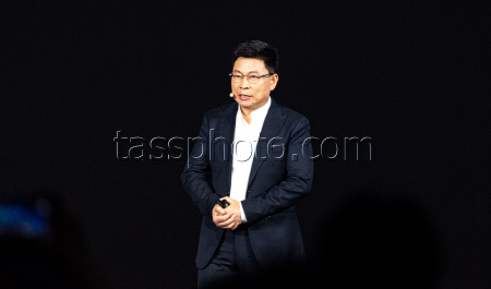 Компании Huawei и JAC Motors представили в Китае люксовый седан Maextro S800