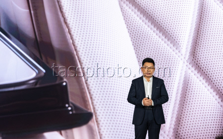 Компании Huawei и JAC Motors представили в Китае люксовый седан Maextro S800