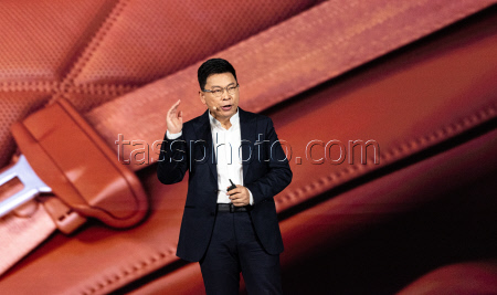 Компании Huawei и JAC Motors представили в Китае люксовый седан Maextro S800