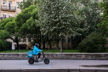 Food delivery couriers in St Petersburg
