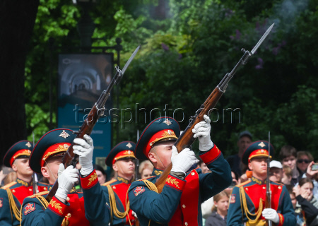 Changing of guard in St Petersburg
