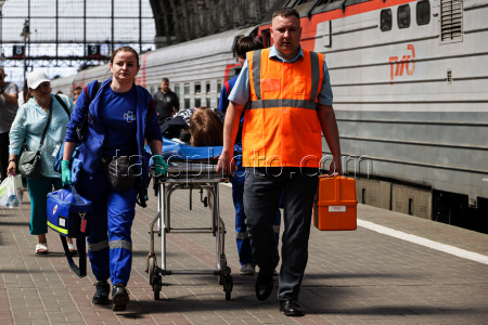 Passengers arrive in Moscow after train crash outside Bryansk