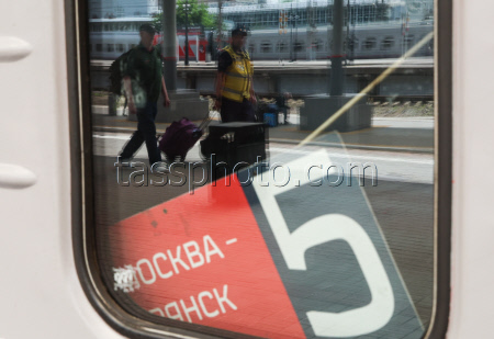 Passengers arrive in Moscow after train crash outside Bryansk