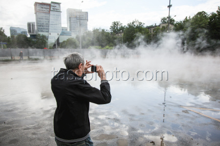 Hot water pipe bursts in Moscow