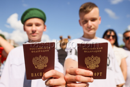 Празднование Дня защиты детей в Луганске