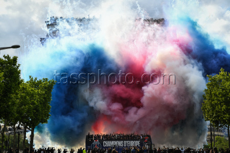 Supporters cheer the PSG in a parade in Paris - FA