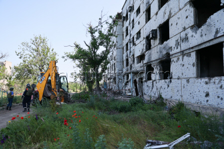 Demining and demolition of destroyed buildings in Donetsk People's Republic