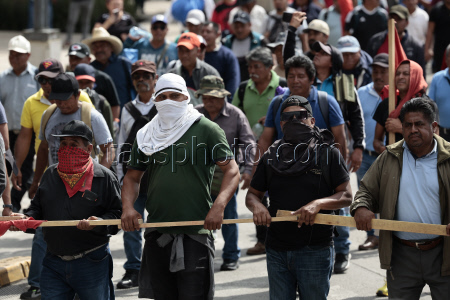 Authorities call for 'dialogue' with teachers after riots in Mexico City