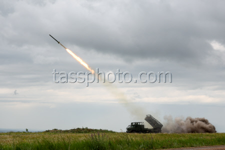 Russian Solntsepyok and Tosochka heavy flamethrower system crews in combat training in Saratov Region