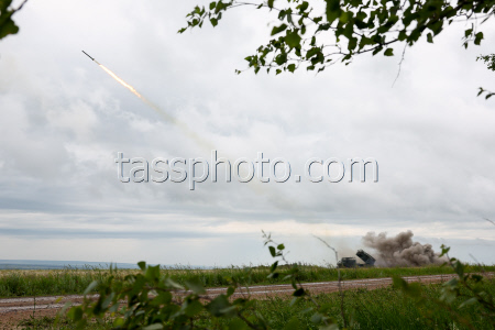 Russian Solntsepyok and Tosochka heavy flamethrower system crews in combat training in Saratov Region